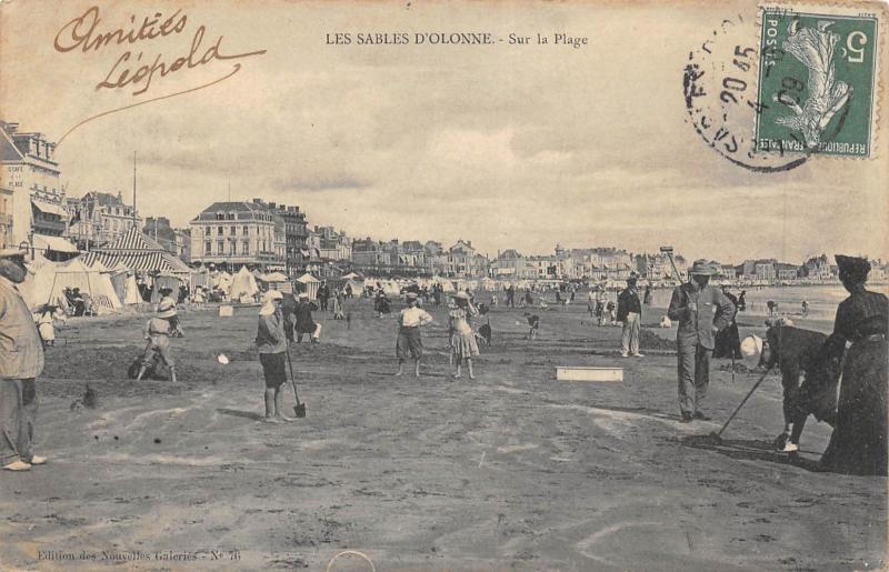 Carte postale ancienne Les Sables D'Olonne - Sur La Plage - Jeux aux Sables-d'Olonne