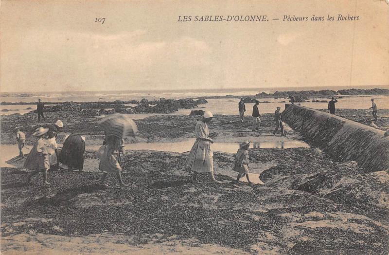Carte postale ancienne Les Sables D'Olonne - Pecheurs Dans Les Rochers aux Sables-d'Olonne