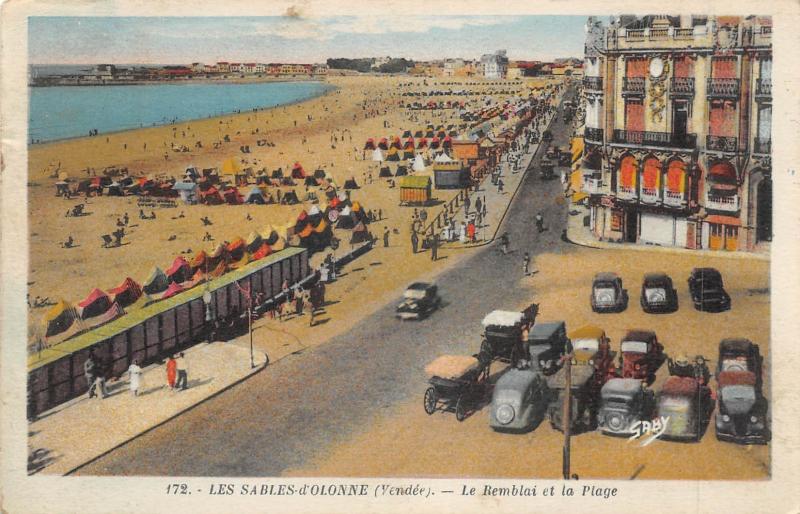 Carte postale ancienne Les Sables D'Olonne - Le Remblai Et La Plage aux Sables-d'Olonne