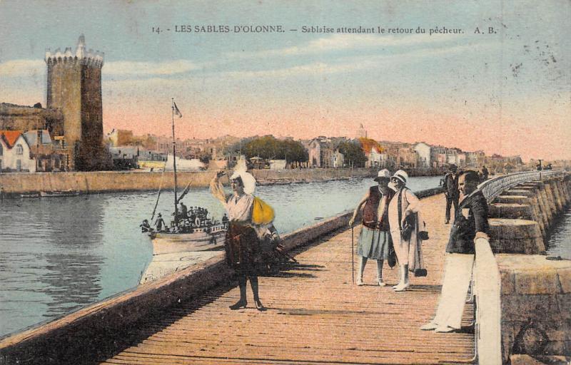 Carte postale ancienne Les Sables D'Olonne - Sablaise Attendant Le Retour Des Pecheurs aux Sables-d'Olonne