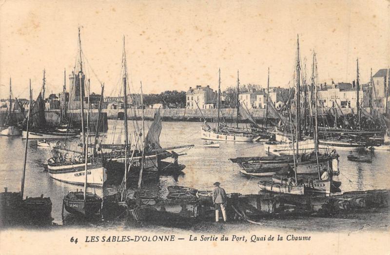 Carte postale ancienne Les Sables D'Olonne - La Sortie Du Port - Quai De La Chaume aux Sables-d'Olonne