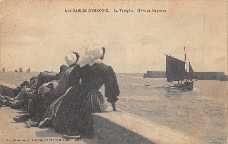 Carte postale ancienne Les Sables D'Olonne - La Tempete - Hors De Danger aux Sables-d'Olonne