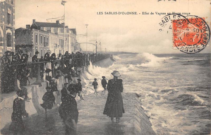 Carte postale ancienne Les Sables D'Olonne - Effet De Vagues Au Phare Rouge aux Sables-d'Olonne