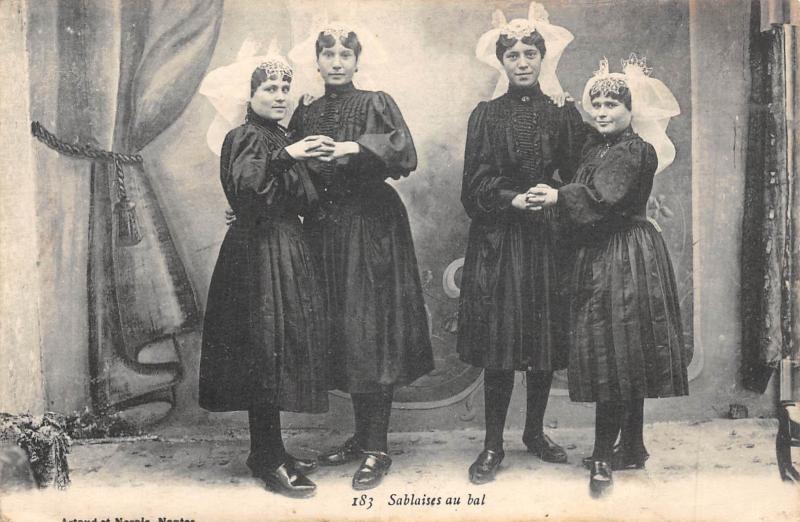 Carte postale ancienne Sablaises Au Bal