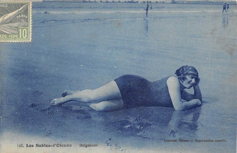 Carte postale ancienne Les Sables D'Olonne - Baigneuse aux Sables-d'Olonne