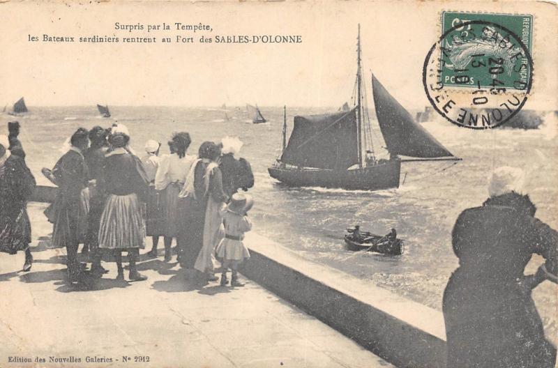 Carte postale ancienne Surpris Par Le Tempete - Les Bateaux Sardiniers Les Sables D'Olonne aux Sables-d'Olonne