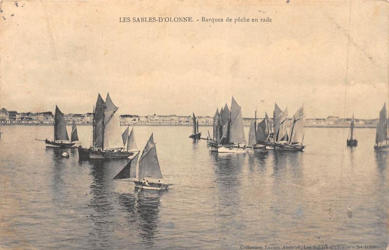 Carte postale ancienne Les Sables D'Olonne - Barques De Peche En Rade aux Sables-d'Olonne