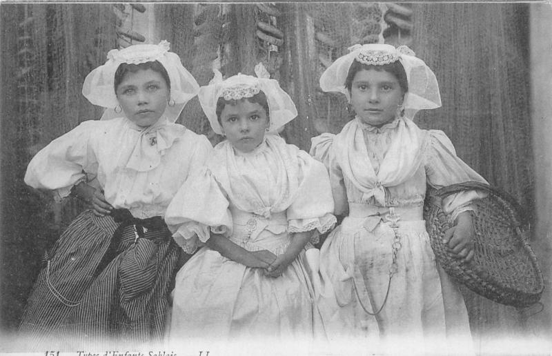 Carte postale ancienne Types D'Enfants Sablais