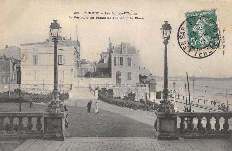 Carte postale ancienne Les Sables D'Olonne - Le Peristyle Du Palais De Justice Et La Place aux Sables-d'Olonne