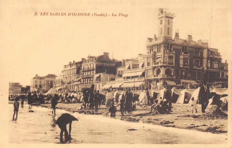 Carte postale ancienne Les Sables D'Olonne - La Plage aux Sables-d'Olonne