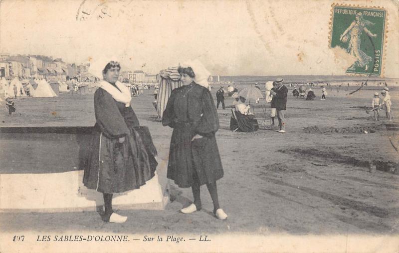 Carte postale ancienne Les Sables D'Olonne - Sur La Plage aux Sables-d'Olonne