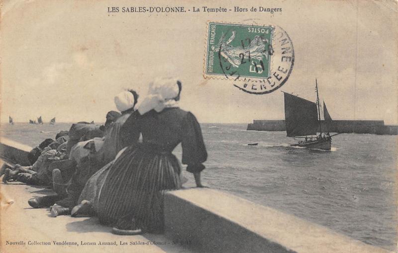 Carte postale ancienne Les Sables D'Olonne - La Tempete - Hors De Dangers aux Sables-d'Olonne