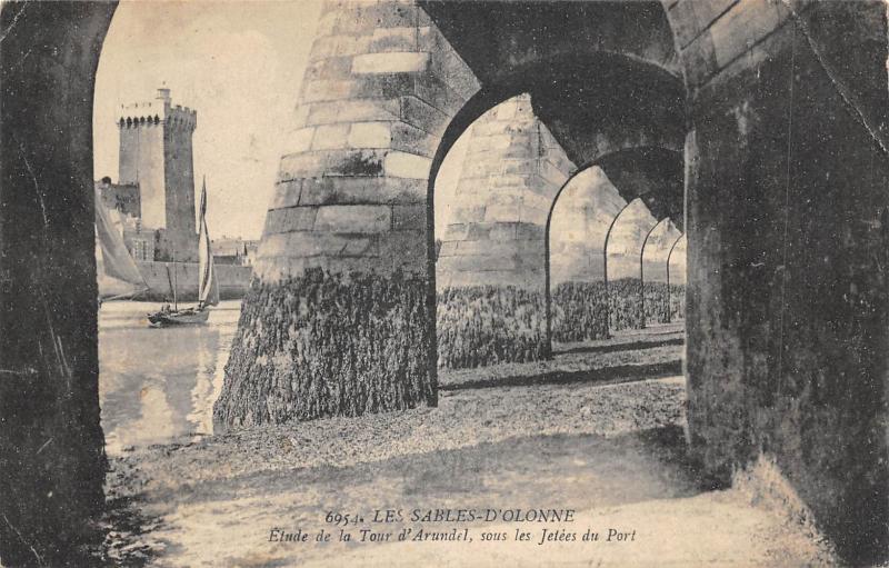 Carte postale ancienne Les Sables D'Olonne - Etude De La Tour D'Arundel - Sous Les Jetees Du Por aux Sables-d'Olonne