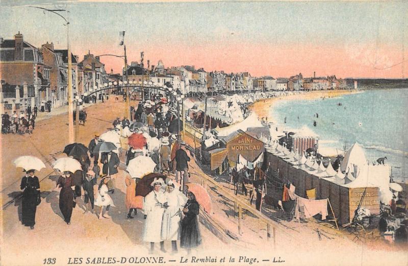 Carte postale ancienne Les Sables D'Olonne - Le Remblai Et La Plage aux Sables-d'Olonne