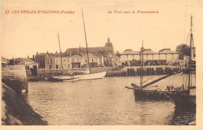 Carte postale ancienne Les Sables D'Olonne - Le Port Vers La Poissonnerie aux Sables-d'Olonne