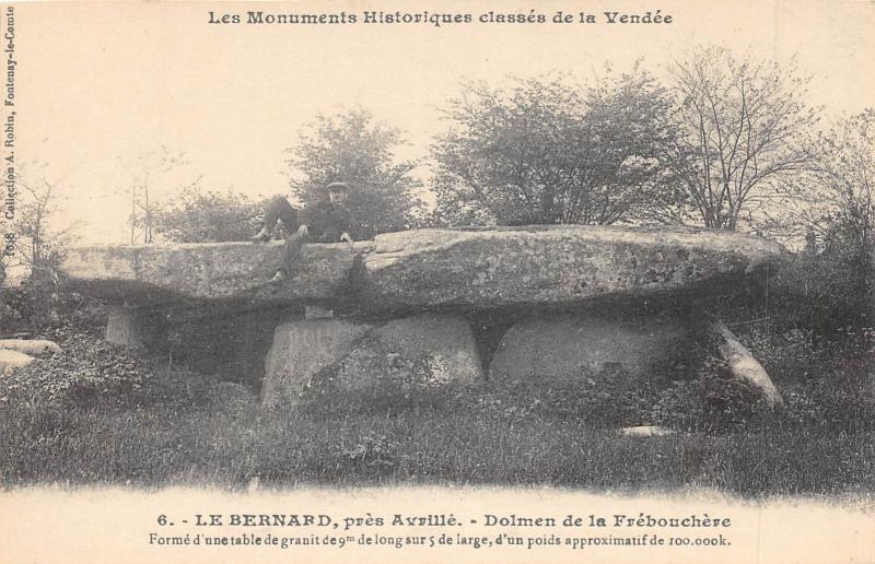 Carte postale ancienne Le Bernard - Pres Avrlle - Dolmen De La Frebouchere au Bernard