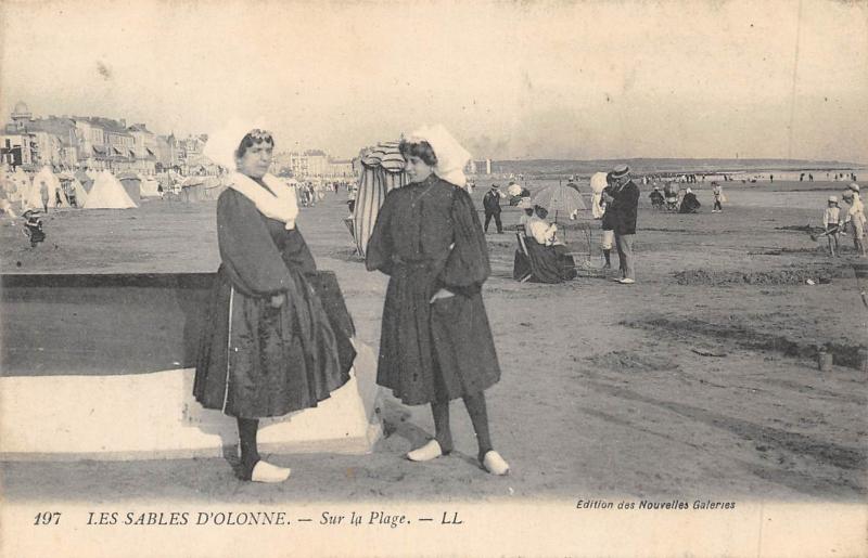 Carte postale ancienne Les Sables D'Olonne - Sur La Plage aux Sables-d'Olonne