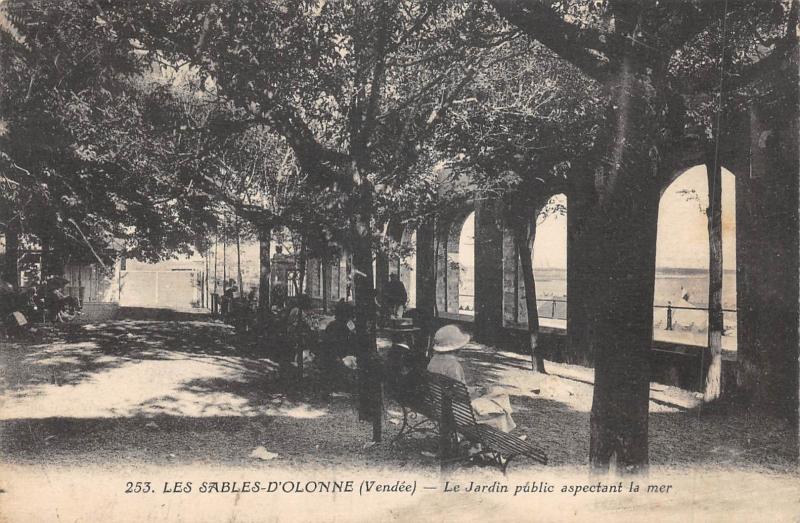 Carte postale ancienne Les Sables D'Olonne - Le Jardin Public Aspectant La Mer aux Sables-d'Olonne