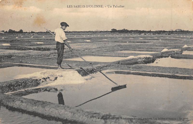 Carte postale ancienne Les Sables D'Olonne - Un Paludier aux Sables-d'Olonne