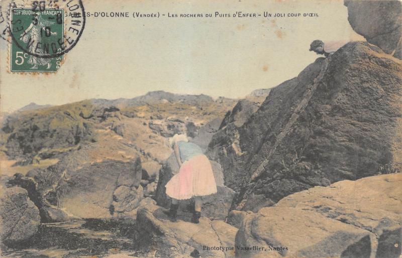 Carte postale ancienne Les Sables D'Olonne - Les Rochers Du Puits D'Enfer - Un Joli Coup D'Oeil aux Sables-d'Olonne