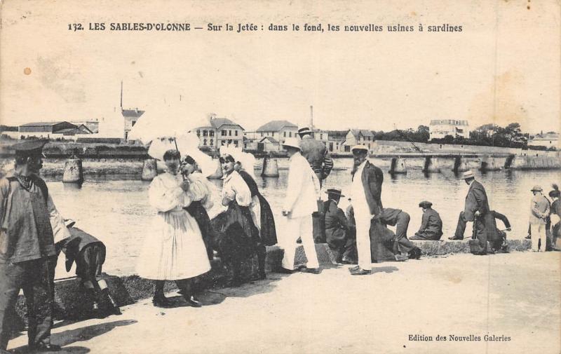 Carte postale ancienne Les Sables D'Olonne - Sur La Jetee - Les Nouvelles Usines A Sardines aux Sables-d'Olonne