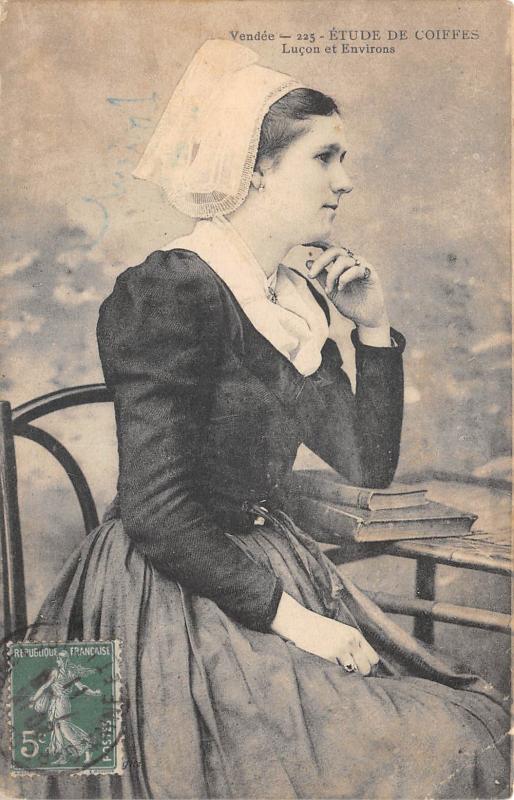 Carte postale ancienne Etude De Coiffes - Lucon Et Environs
