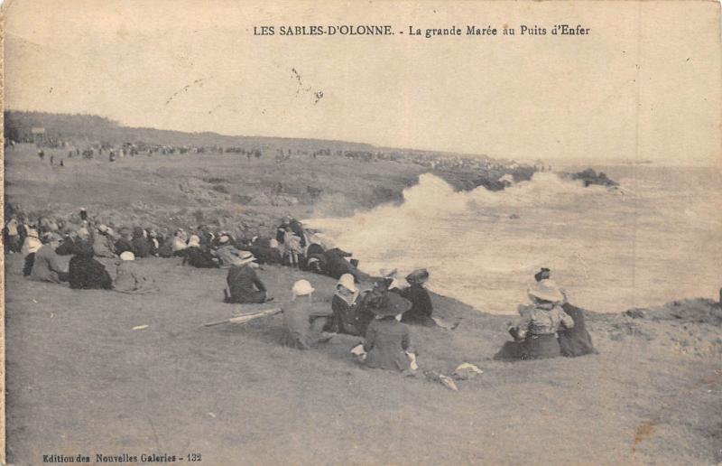 Carte postale ancienne Les Sables D'Olonne - La Grande Maree Au Puits D'Enfer aux Sables-d'Olonne