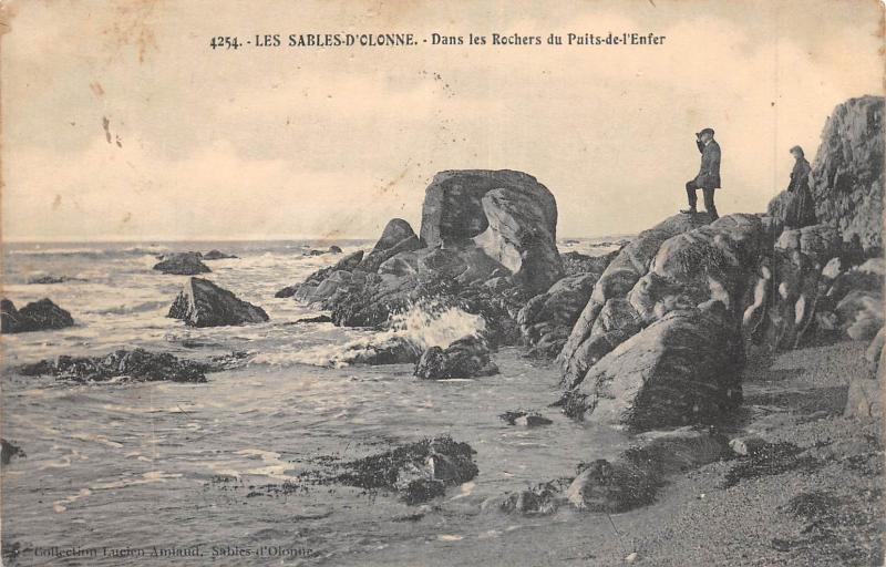 Carte postale ancienne Les Sables D'Olonne - Dans Les Rochers Du Puits De L'Enfer aux Sables-d'Olonne
