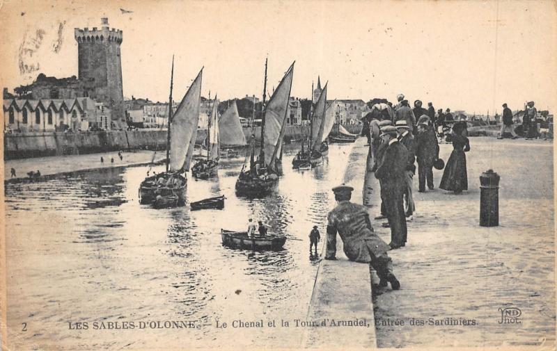 Carte postale ancienne Les Sables D'Olonne - Le Chenal Et La Tour Arundel - Entree Sardiniers aux Sables-d'Olonne