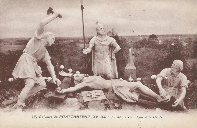 Carte postale ancienne Calvaire de Pontchâteau (XIe station) - Jésus est cloué à la Croix à Pontchâteau