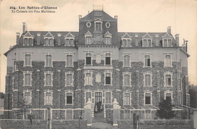 Carte postale ancienne Les Sables D'Olonne - La Colonie Des Pins Maritimes aux Sables-d'Olonne