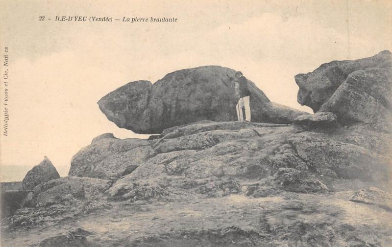 Carte postale ancienne Ile D'Yeu - La Pierre Branlante