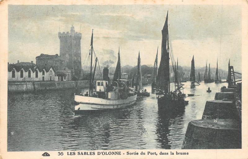 Carte postale ancienne Les Sables D'Olonne - Sortie Du Port Dans La Brume aux Sables-d'Olonne