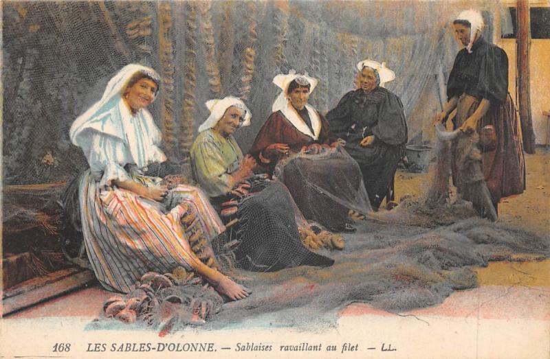 Carte postale ancienne Les Sables D'Olonne - Sablaises Ravaillant Les Filets aux Sables-d'Olonne