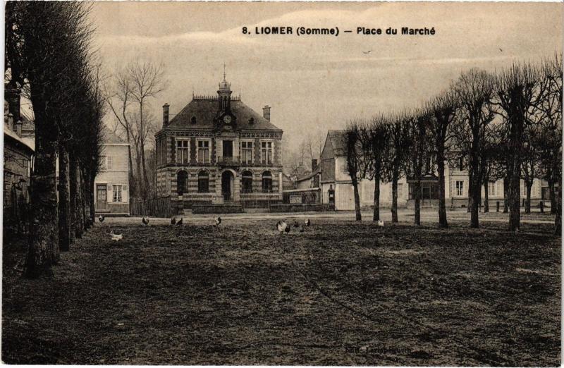 Carte postale ancienne Liomer Place du Marche à Liomer
