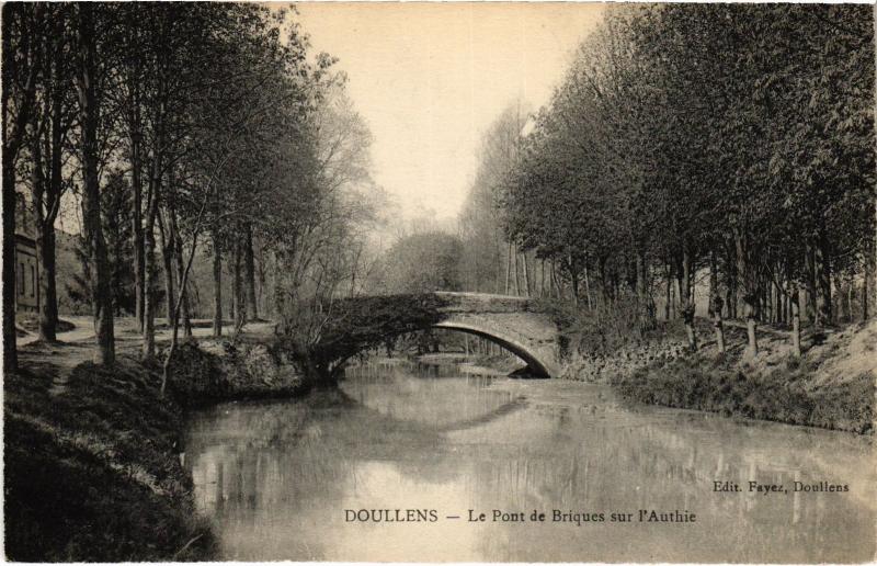 Carte postale ancienne Doullens Pont de Briques à Doullens