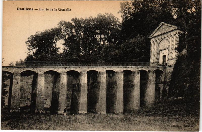 Carte postale ancienne Doullens entree de la Citadelle à Doullens
