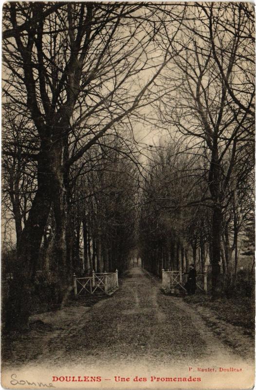 Carte postale ancienne Doullens une des promenades à Doullens