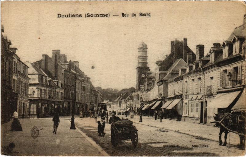 Carte postale ancienne Doullens Rue du Bourg à Doullens