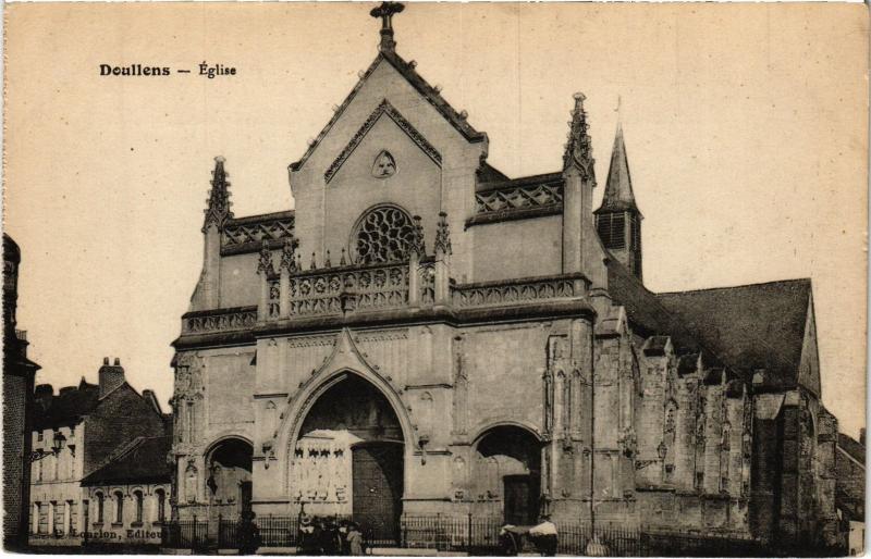 Carte postale ancienne Doullens eglise à Doullens