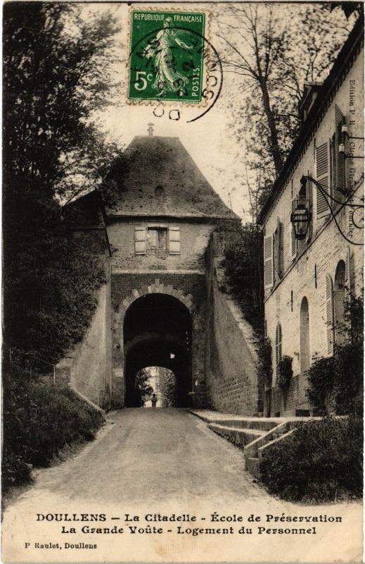 Carte postale ancienne Doullens Citadelle Ecole de Preservation à Doullens