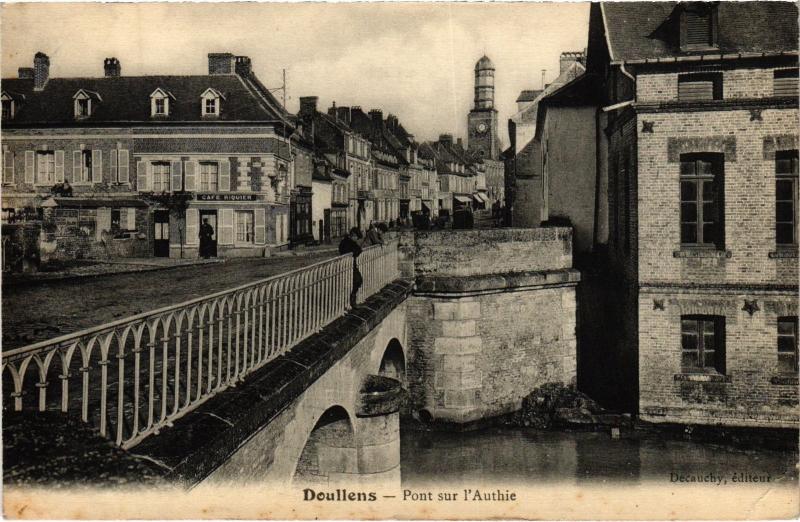 Carte postale ancienne Doullens Pont sur l'Authie à Authie