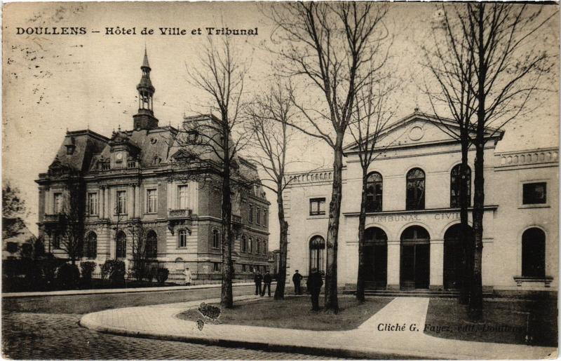 Carte postale ancienne Doullens Hotel de Ville et Tribunal à Doullens