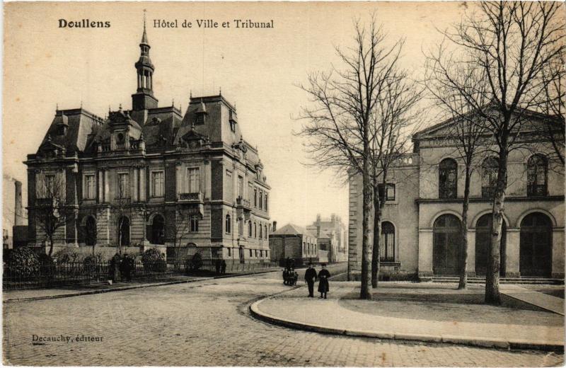 Carte postale ancienne Doullens Hotel de Ville et Tribunal à Doullens