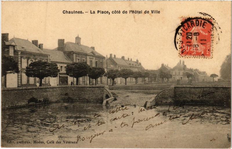 Carte postale ancienne Chaulnes la place à Chaulnes