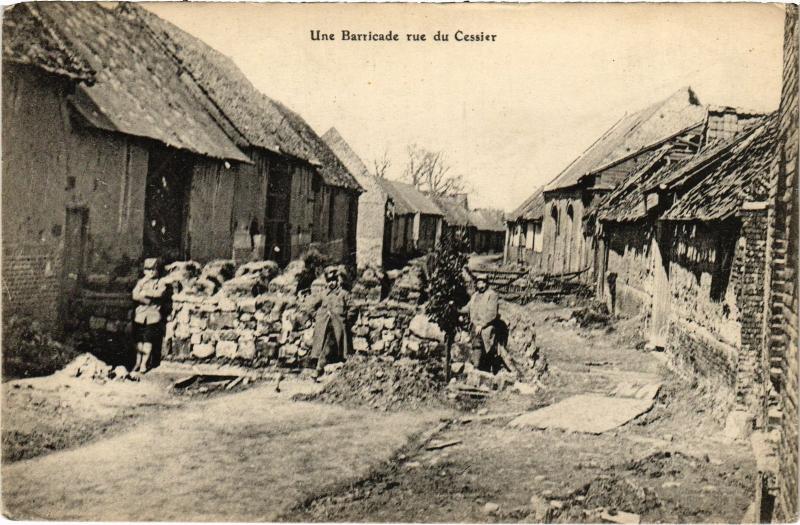 Carte postale ancienne Une barricade rue du Cessier
