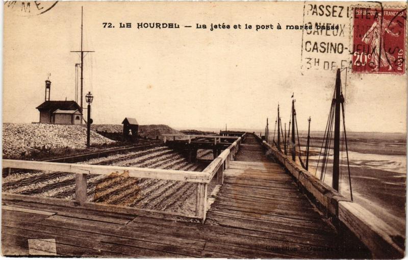 Carte postale ancienne Le Hourdel la jetee et le port