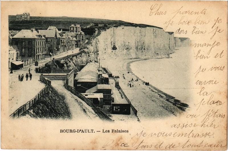 Carte postale ancienne Ault Bourg les falaises