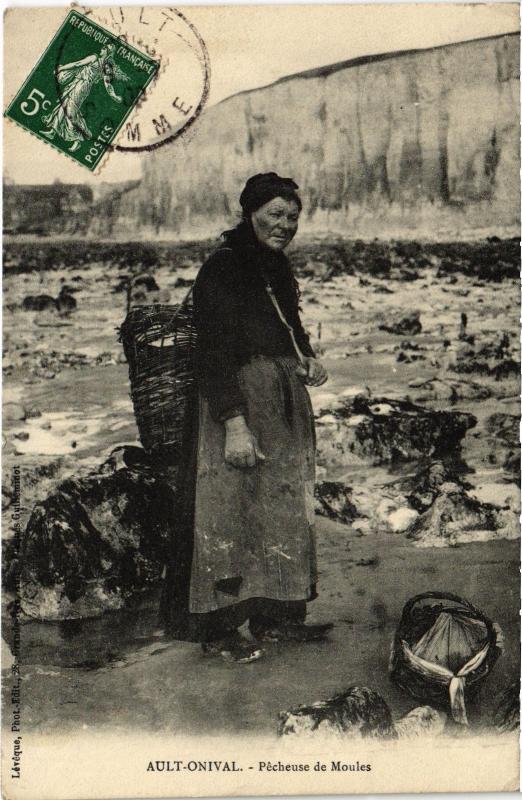 Carte postale ancienne Ault pecheuse de Moules