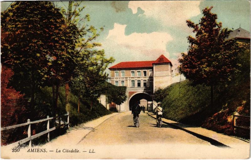 Carte postale ancienne Amiens la citadelle à Amiens